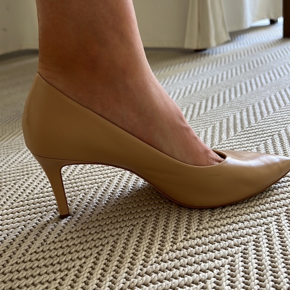Beautiful (& comfortable!) nude pumps. Excellent condition. Only worn 2-3 times. - Picture 7 of 7